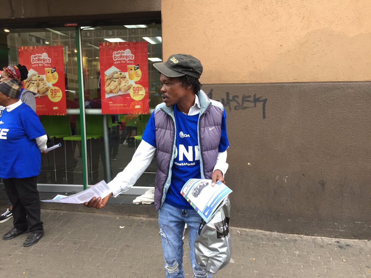 JacaNewswatch's tweet photo. #DAcampaign We are live from the Noord Taxi Rank in Joburg where DA Leader Mmusi Maimane will be campaigning for the upcoming elections. He will also be making an ‘important’ announcement in relation to the 2019 elections. https://t.co/ly0yzwyhyN