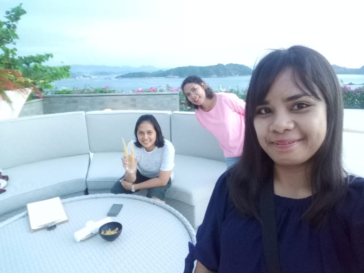 Relax time bersama Ipen Yeni Isliko &amp; Vikaris Melinda Lulu ....
#AyanaResort_LabuanBajo#