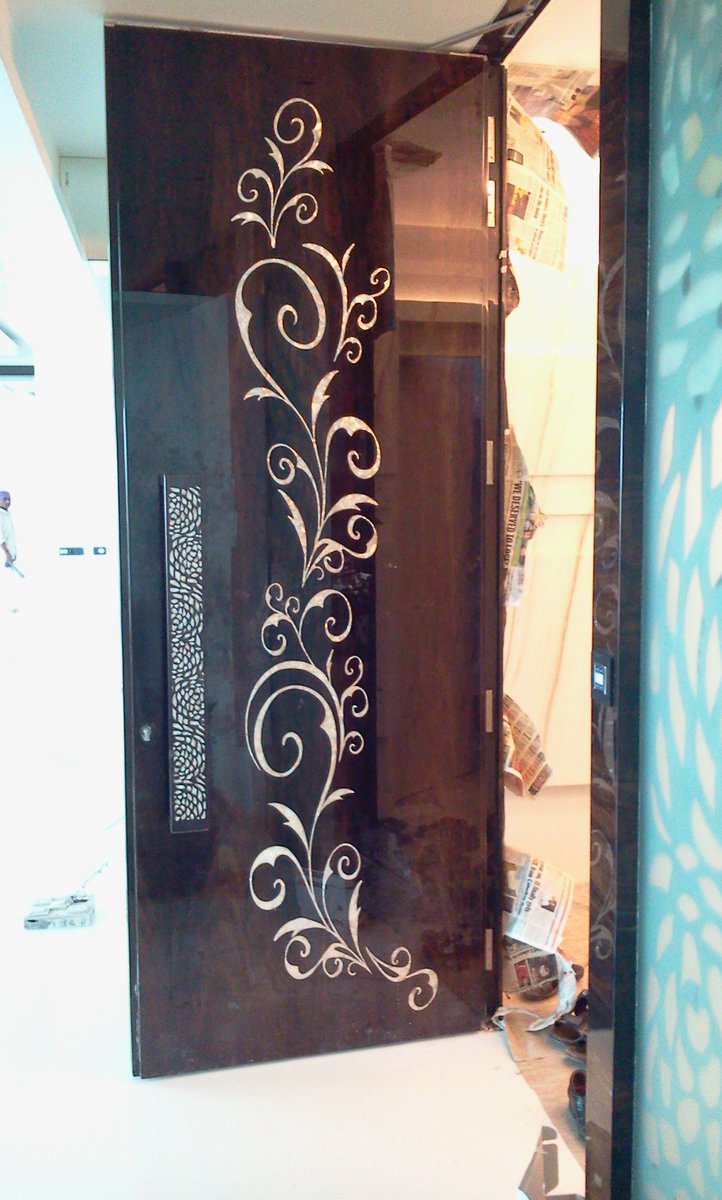 ishaarts17's tweet photo. Mother of Pearl Inlay work on Main door, free hand pattern design. Simple &amp; Elegant... https://t.co/7bH1z3QQuP