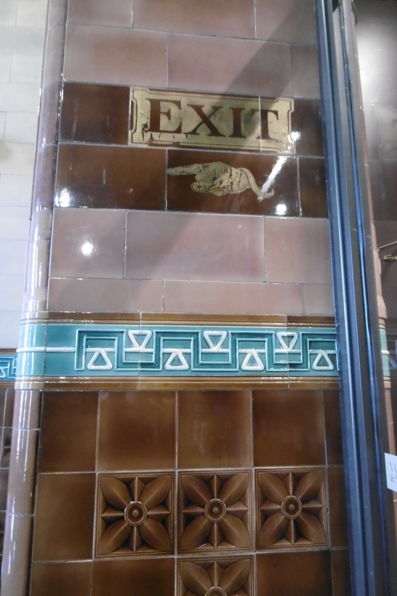 5thLackey's tweet photo. #FabulousFaience4Friday #Liverpool #AlfredWaterhouse #VictoriaBuilding 1889-92 #Burmantofts products line entrance hall & continue up the stairs to the upper floors. Still looking good over 100 years on. https://t.co/j3W8RR1gBh