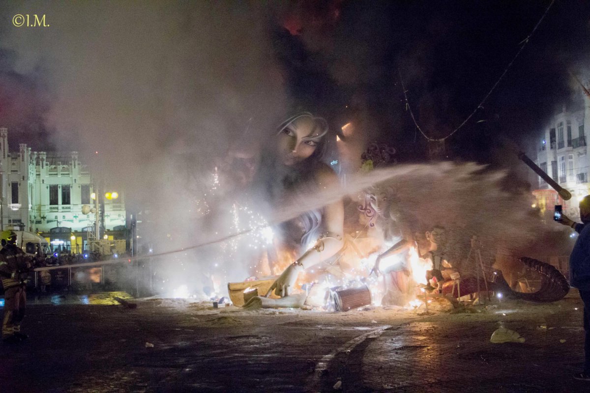 FallaTelefonica's tweet photo. Y por último... la Cremá 2019
#FallaTelefonica #Fallas2019 #Fallas https://t.co/klmp4p2c6d