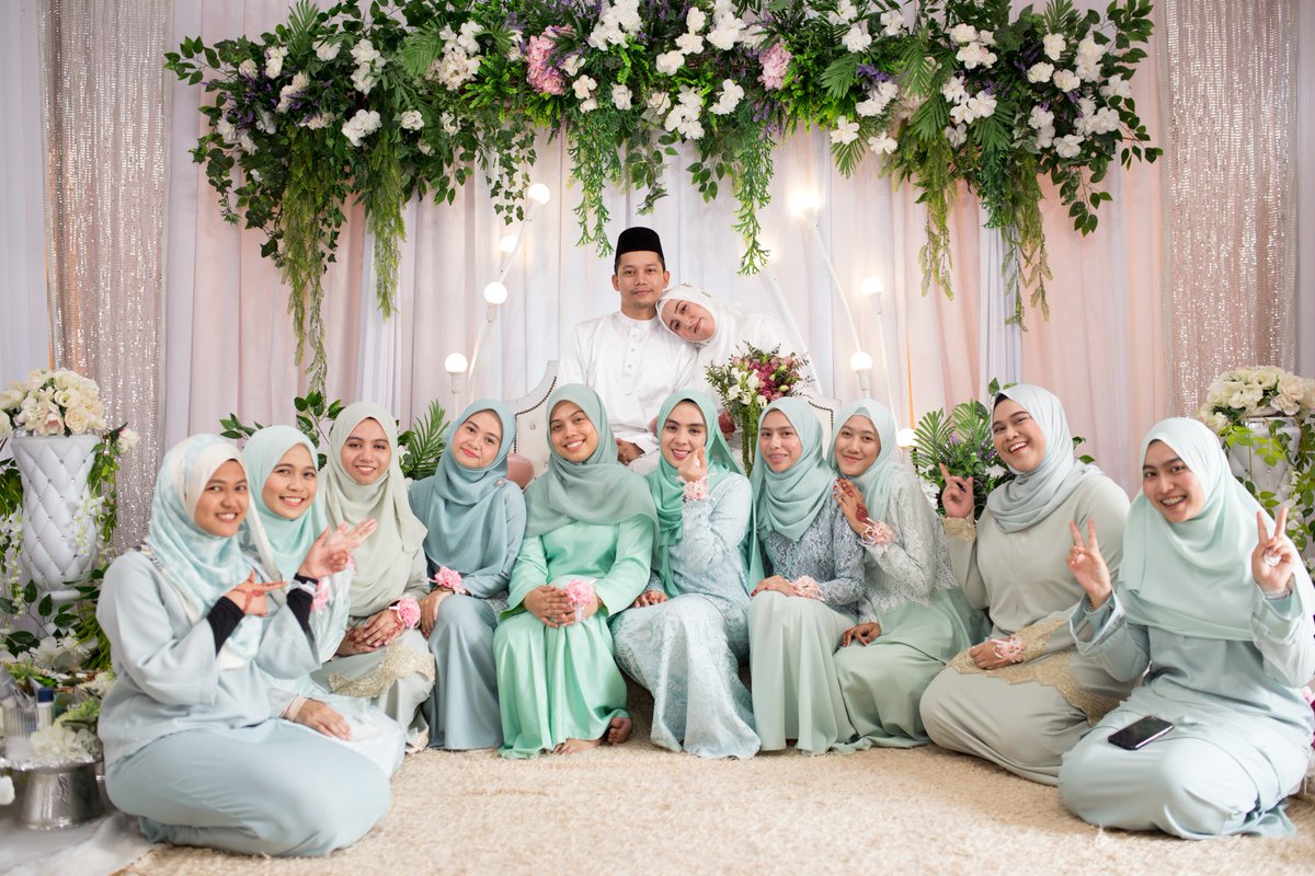 syahmiAzhari's tweet photo. Bridesmaids: Ala , baju hijau kami tone tak sama la.

Me: https://t.co/Pqvg6phOmK