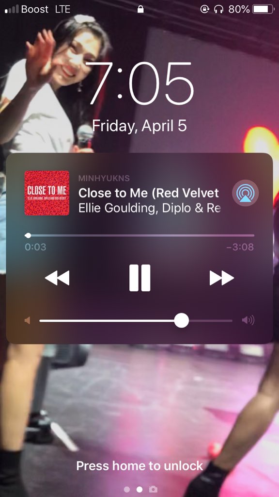 minhyukns's tweet photo. Peep my lock screen๐ Itโs when Joy waved at me at #REDMAREinUSA but this song yallโค๏ธ๐ญ #CloseToMeRemix #CloseToMe #CloseToMe_RV #CloseToMe_ElliexRV @RVsmtown https://t.co/52fgbndFqK