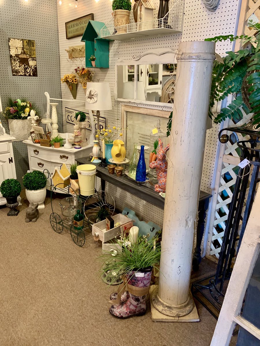 affordantq's tweet image. HAPPY FRIDAY!
Our doors open at 10:30 AM until 6 PM!  Deja New by Kris Ploense returned yesterday and here is just a few things that you’re find today!  Shop now &amp;amp; have it shipped 630-505-1463!! #allmethodsofpaymentaccepted #layawayoffered #treatyourself @kenjackmom