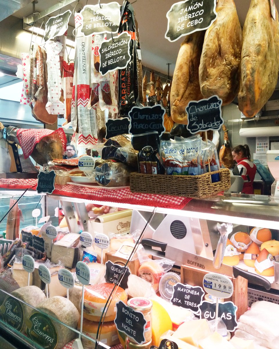 ¡Pero qué hambre hace a estas horas! Y nosotros con estas vistas de Charcutería Rosa Mary 😅😅😅 

Aquí estamos esperando nuestro turno para llevarte a casa un buen jamoncito de cebo.

#realfood #realfooding #comidareal #realfooders #kibus