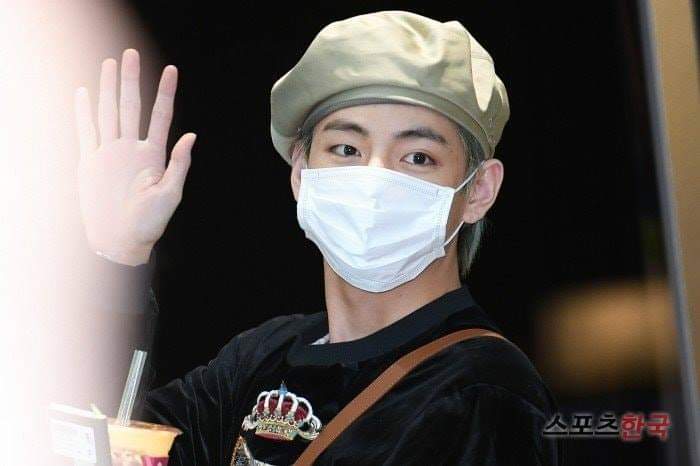 DiraV95's tweet photo. Taehyungi  🤗🤗
#BTSPEDIA 
#BTSBillboardTopGroup 
#BTSPavedTheWay 
#BTSBillboardTopsocial 
#BTSLoveYourselfBKK 
#BTS 
#BTSARMY 
@BTS_twt 
@bts_bighit https://t.co/NmvYKUpmS5