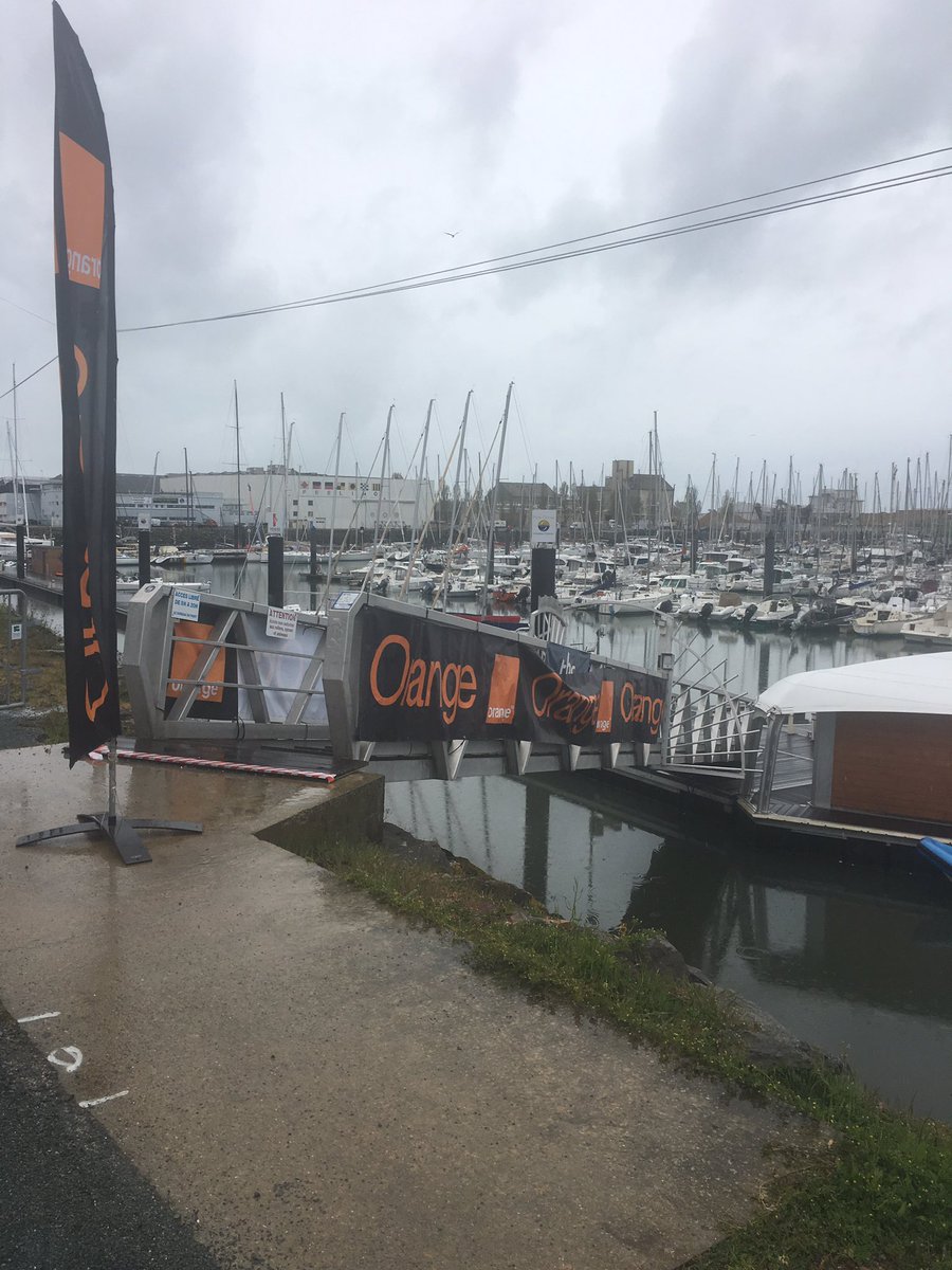 sam_woods2's tweet photo. L’équipe RH Orange prête pour accueillir les 3000 étudiants de la #cce51 #proudtobeorange #orangejobs pour la célèbre course croisière de l’Edhec @orangebusiness on aime le sport ! @orangebusiness @EDHEC_BSchool https://t.co/sGHYjbDsvV