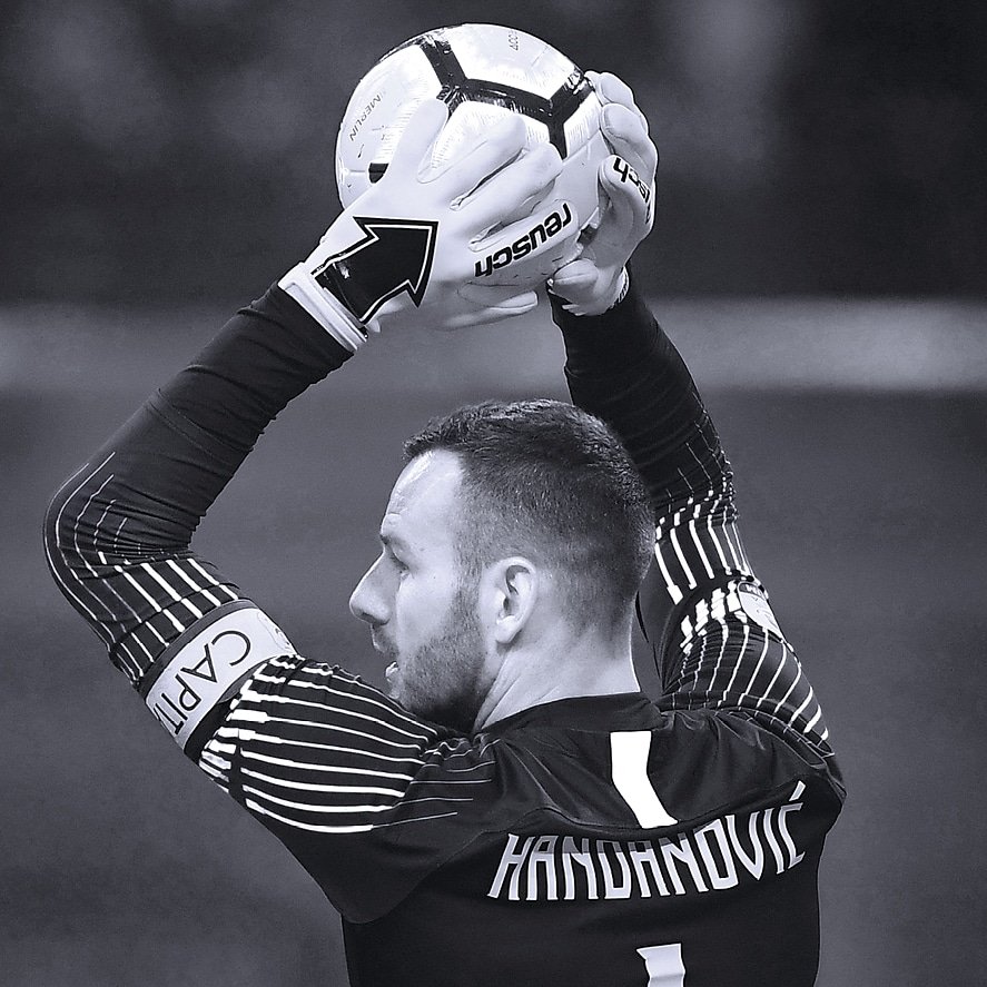 PedroMayo25's tweet photo. El guante comercial de #reusch es un buen remember del Pro Arrow de 1996. Eso sí, lo que ha estado usando Handanovic está semana iría directo a mi museo
--
#thearrowisback #proarrow #gkgloves #goalkeepergloves #guantesdeportero https://t.co/sJf12c24U6