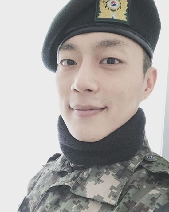 HIGHLIGHTFans's tweet image. [NEWS] 190405 #AroundUS ประกาศข่าวดี ยุนดูจุนเป็นแบบอย่างที่ดีให้กับนายทหารคนอื่นๆในการปฏิบัติหน้าที่อย่างซื่อสัตย์ และในวันที่ 1 เมษายน 2019 จึงได้เลื่อนตำแหน่งเป็นนายสิบโท ล่วงหน้า 3 เดือน เขาจะปฏิบัติหน้าที่ให้ดีที่สุดและสัญญาว่าจะมาพบกับแฟนๆอีกครั้งอย่างสุขภาพดี #Dujun ❤