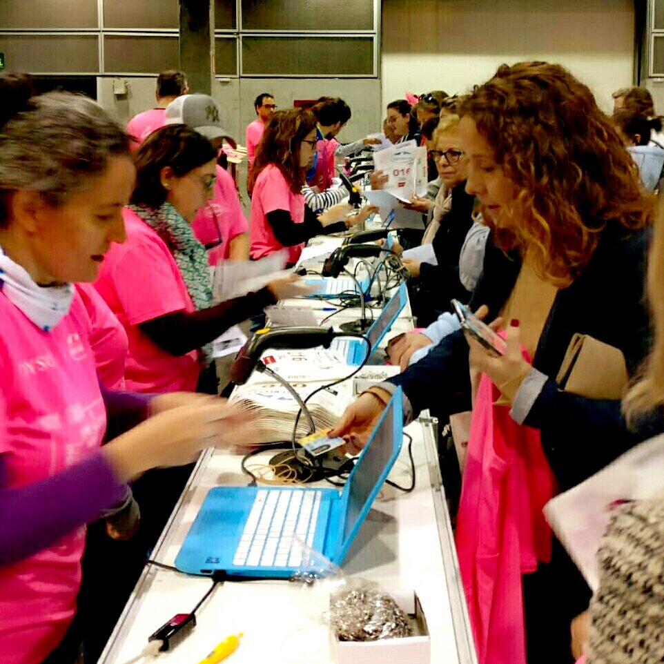 Son las primeras de las 16.000 #guerreras que pasarán por feria para recoger sus dorsales de la <a href="/CarreraMujer/">Carrera de la Mujer</a> de #Valencia 💟
#MareaRosa