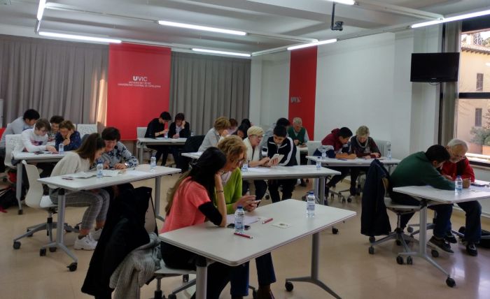 UDivulga's tweet photo. Tornen les #ParellesDigitals a la @uvic_ucc per unir estudiants de Secundària amb majors de 65 anys que volen ampliar el seu coneixement #digital. En el marc de l'@eweekvic 
https://t.co/jnS3iUPyrp https://t.co/qzMRuh4ROl