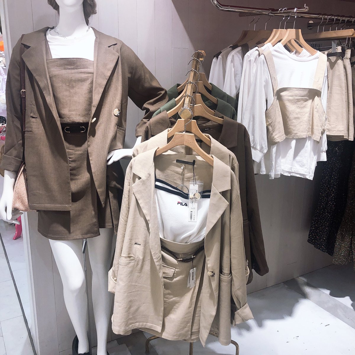 Shibuya109 A Twitter Heather 新作アイテム Heatherの スリーピース は これだけでセットアップコーデが 完成できちゃう優秀アイテム 小花柄ワンピースはプリーツ デザインでトレンド感もup Shibuya109 A Twitter Heather 新作アイテム Heatherの スリーピース は これだけでセットアップコーデが 完成できちゃう優秀アイテム 小花柄ワンピースはプリーツ デザインでトレンド感もup