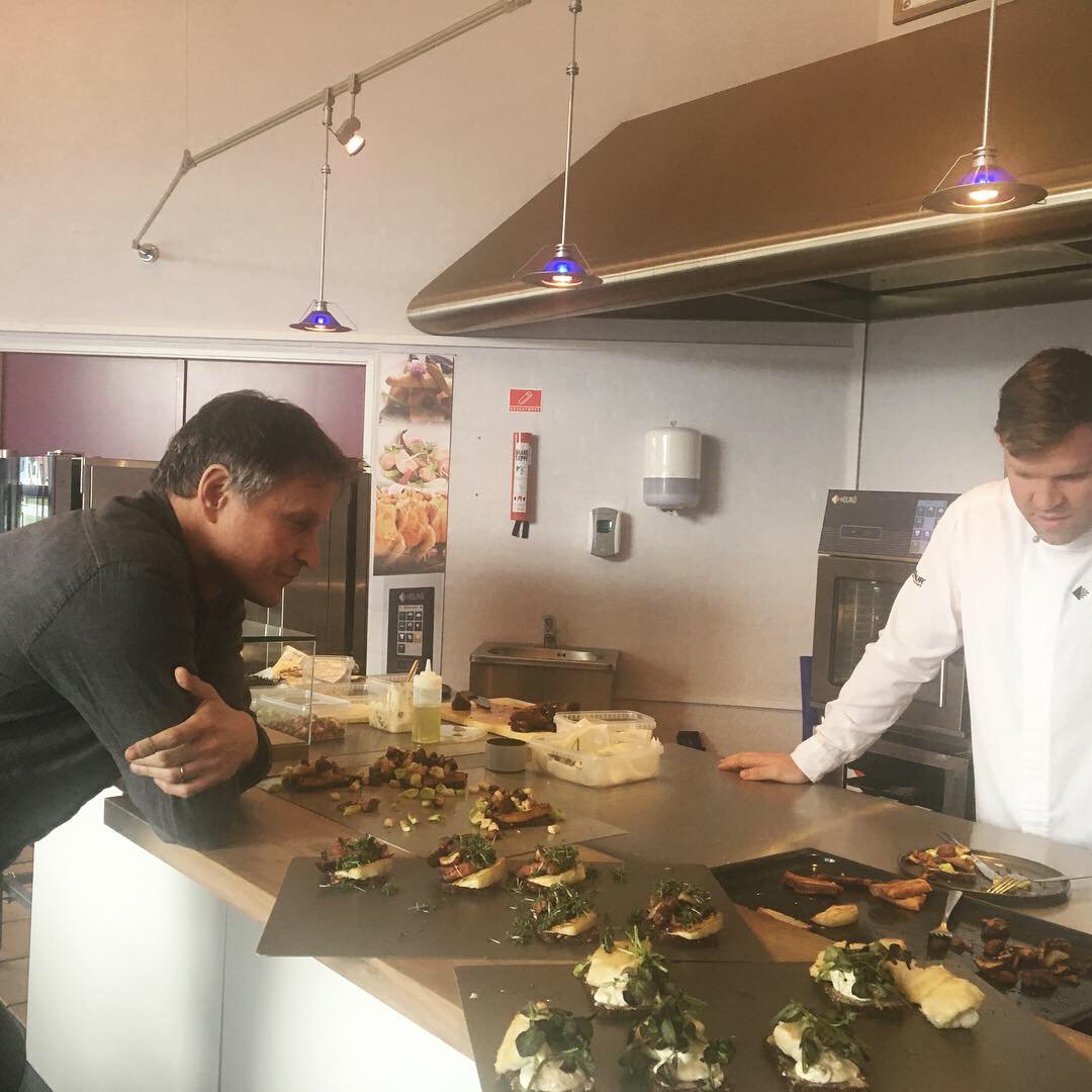 HounoUniverse's tweet photo. Entreprenør og iværksætter @clausmeyerdk gæstede i går HOUNÖ til en frugtbar dialog om fremtidens køkken. Emner som innovation og ovnteknologi i fremtidens produktionskøkkener stod sammen med lækkert smørrebrød højt på dagens menu. #clausmeyer #HOUNÖ #combiovne #innovation https://t.co/U5qYS81xeC