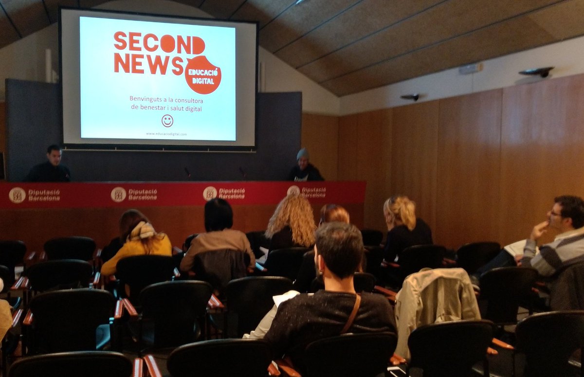 joventutdiba's tweet photo. Avui parlem de #educaciodigital amb @Orioltorres i @enricbastardas al «Seminari professional de polítiques de joventut. Acompanyament dels joves a les xarxes. Com construir una identitat digital responsable». Us interessa? Trobareu #recursos a https://t.co/VQVex6WblO https://t.co/CIqlqRoSIb