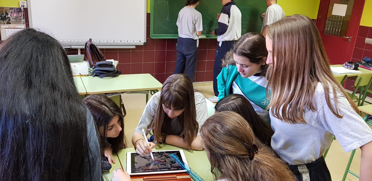 FESDPinto's tweet photo. Los alumn@s de 4º de #Secundaria han puesto en práctica sus conocimientos de semejanza y trigonometría para calcular la superficie del tejado del edificio de secundaria #somosfesd #somospinto https://t.co/9h8ZlpjZfV