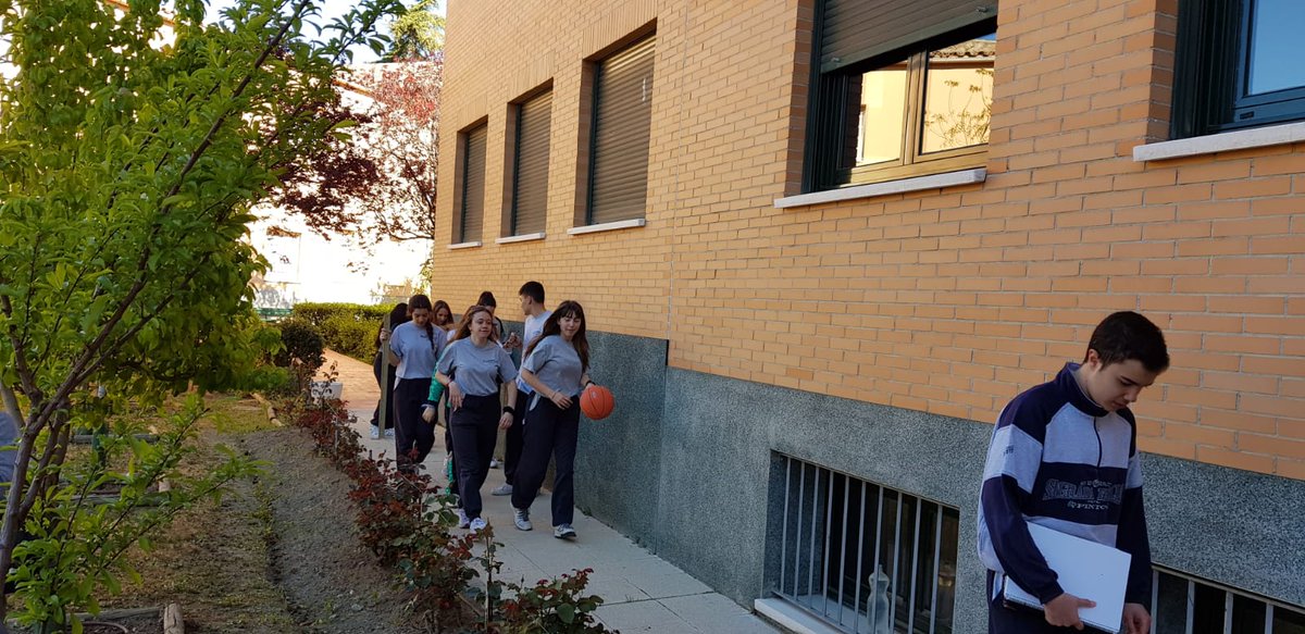 FESDPinto's tweet photo. Los alumn@s de 4º de #Secundaria han puesto en práctica sus conocimientos de semejanza y trigonometría para calcular la superficie del tejado del edificio de secundaria #somosfesd #somospinto https://t.co/9h8ZlpjZfV
