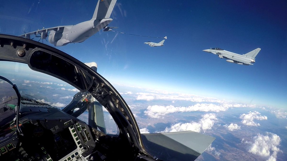 Zum ersten Mal tankten bei #VAPB #Eurofighter an einem #A400M. Drei der in #Ämari stationierten Maschinen des Einsatzkontingents trafen sich mit dem Transporter im estnischen Luftraum. Seit einem Monat kann der A400M das.
#Team_Luftwaffe #LTG62 #Luftwaffe #typhoon #Bundeswehr