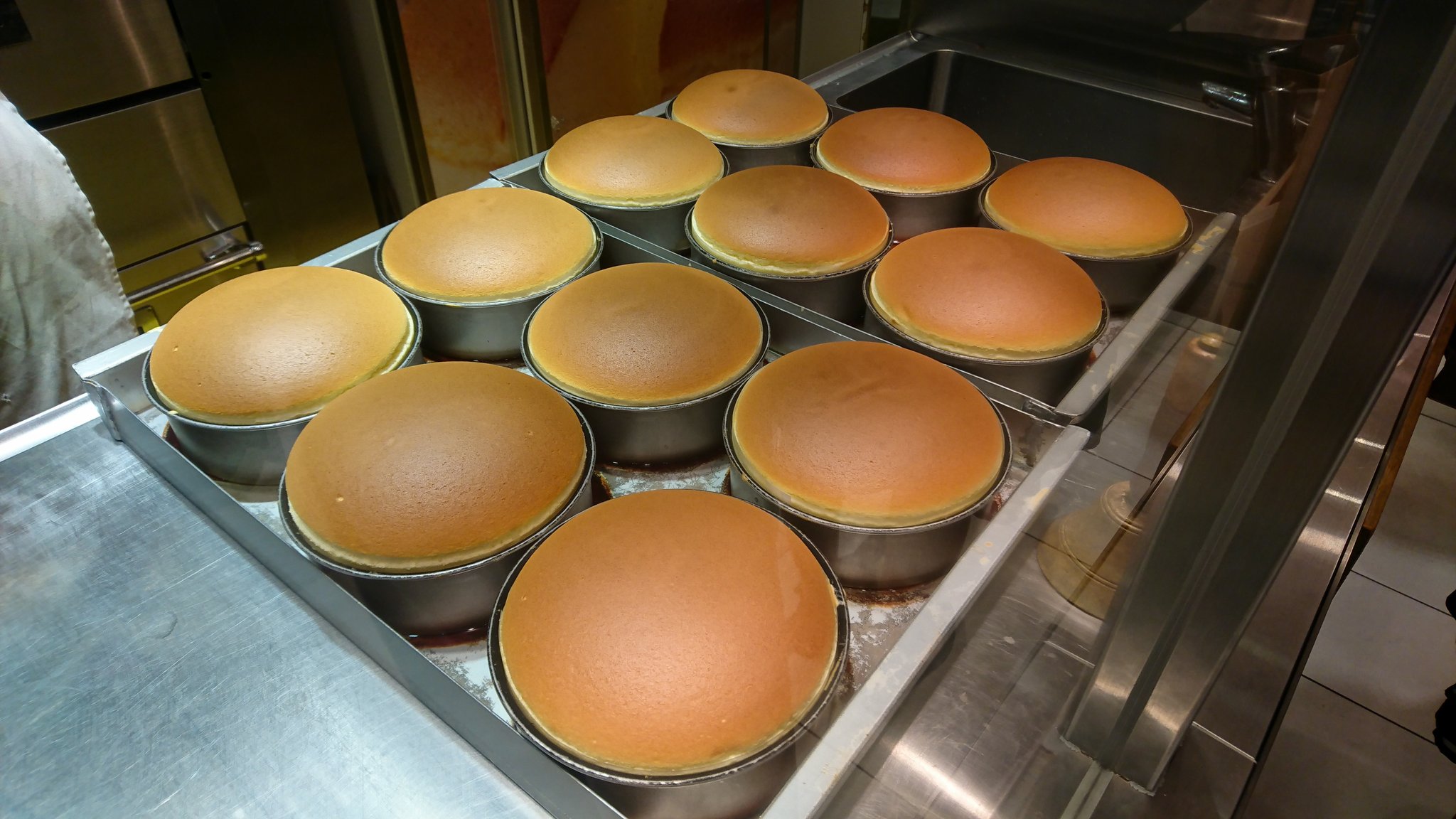 もんきち 仕事帰りに阪神百貨店の催事 阪神の福岡 熊本 鹿児島物産展 へ 博多の人気店 かわ屋 のかわ焼きを買いに行きましたが 行列で2時間待ちと言われ諦めました 代わりに関西に帰ってきて初めての りくろーおじさんの店 の焼きたてチーズ