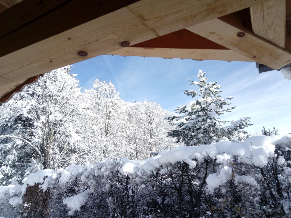 SkiValleyFever's tweet photo. April has delivered - what a great couple of days in #chamonix Storm riding yesterday in waist deep powder and an absolute bluebird today. We are feeling blessed, and next week's guests are in for a treat! https://t.co/JkUQMvITPE