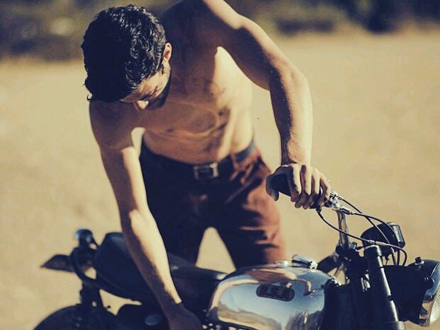 xAdamWalker's tweet photo. ✯  A d a m     W a l k e r.

❴  Fanfic;
         ➥  Proʜibido eɴaмorarse de
               Adaм Walker.

          ❝ —De haber sabido que te perdería, te hubiera besado con más fuerza esta mañana. Habría hecho eterno cada beso. ❞ 

 ·  ✦  . https://t.co/utfHMRDck2