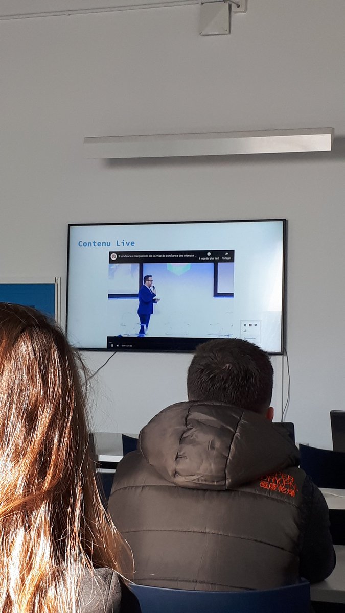 deborah3007's tweet photo. Merci @camillejourdain de nous avoir fait découvrir la conférence de @emmanuelvivier sur les 5 tendances marquantes de la crise de confiance des réseaux sociaux !
#isegdigital #isegsocialmedia https://t.co/wfYEFVYaqn