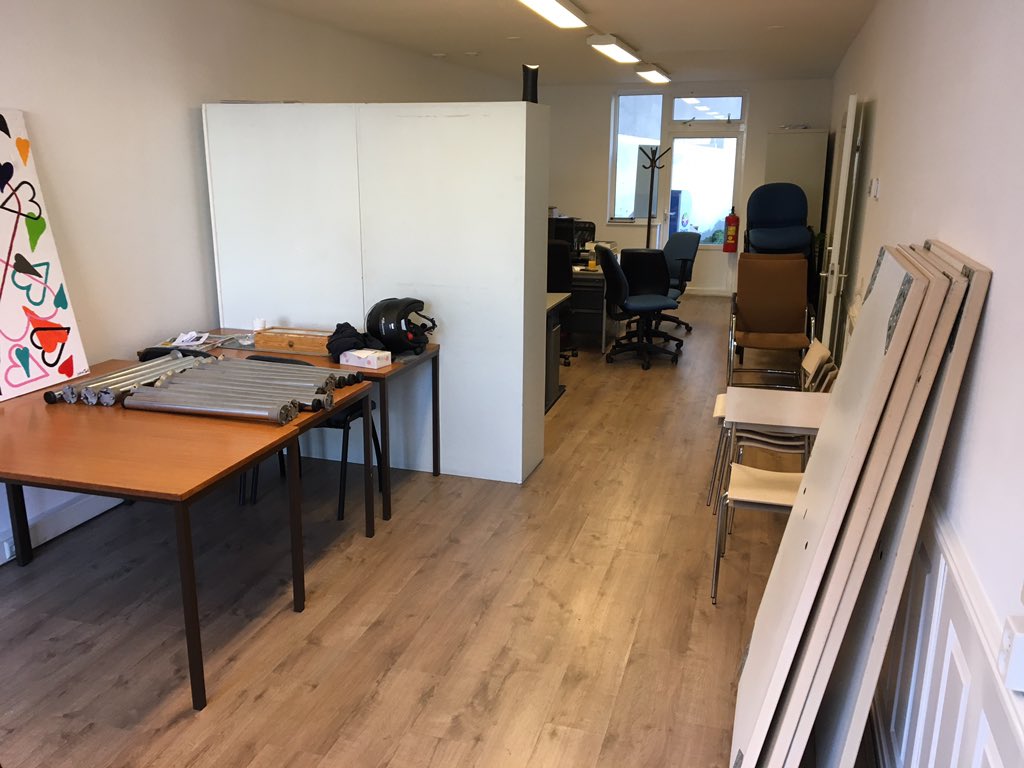 eric_borst's tweet photo. Samen met @KarimaSahla pimpen van de ruimte van de #BewonersOrganisatieTransvaal Nieuwe energie en een Frisse start in #Transvaal en rond de #7Sprong. Met dank aan @RestoVanHarte https://t.co/zvjLT2uoSG