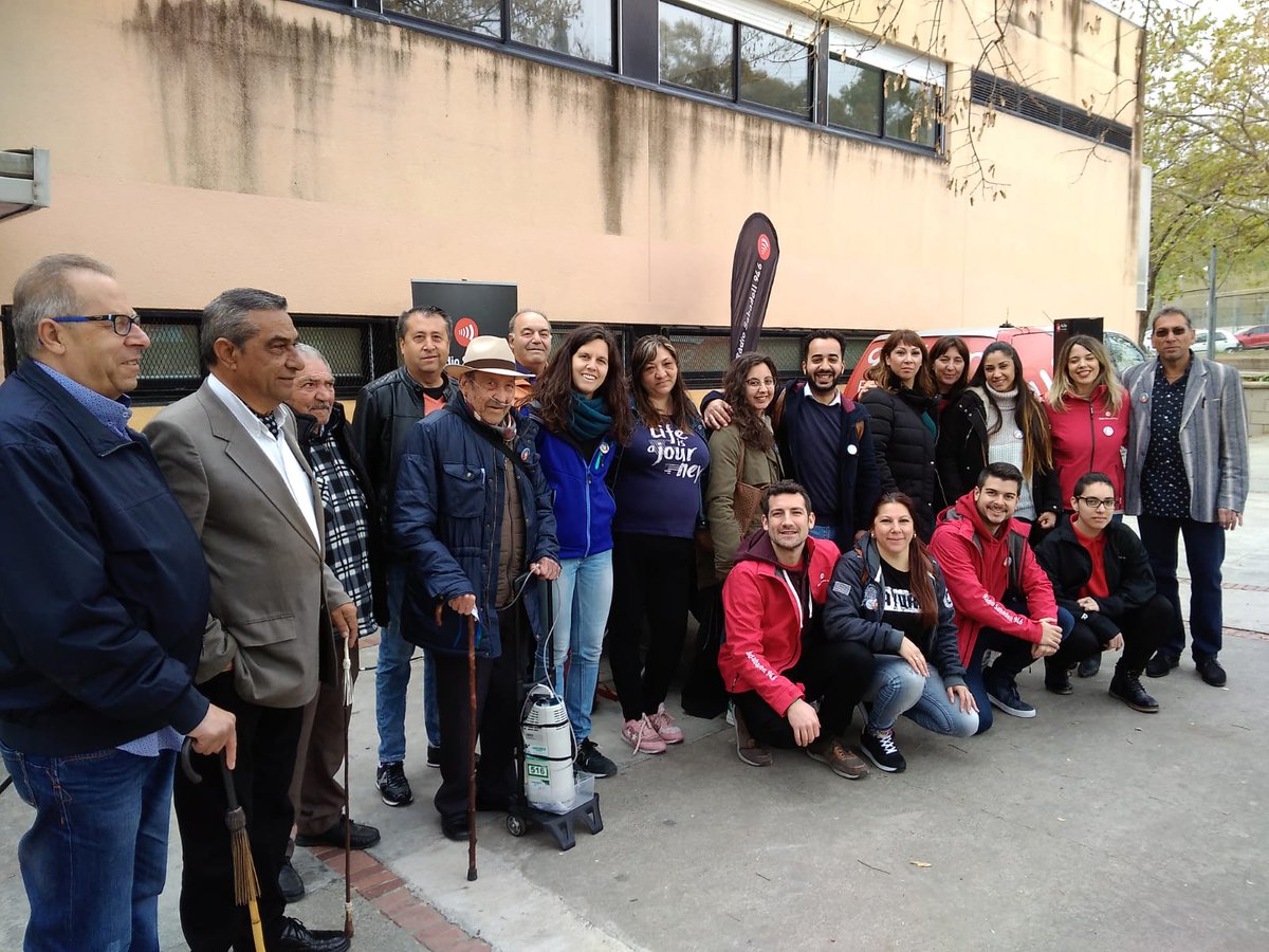 RadioSabadell's tweet photo. 🔴 EN DIRECTE #AlMatí | arrenca el programa especial desde la plaça Primer de Maig #SBDPobleGitano. Parlem amb l'Associació Gitana, @gitanos_org i @miriamferrandiz
de @sbddretscivils 

▶ https://t.co/3gfxpIyXef https://t.co/W75OGLxDpn