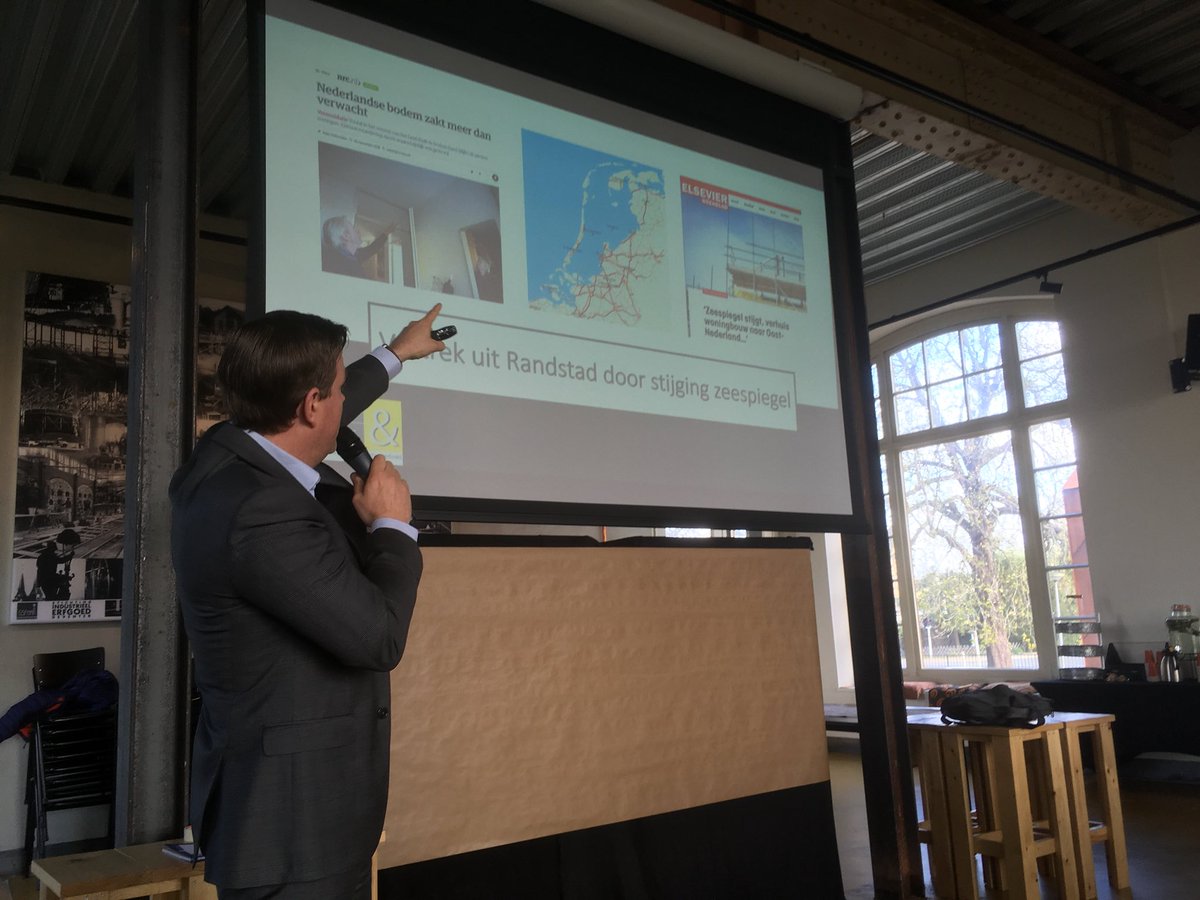 De_Woonkeuken's tweet photo. Gepeperd Disruptief Debat in volle gang! @LudanSchmid @RikZeeuwen @martinbleij trappen af en zetten de groep op scherp. Wordt het 200.000 inwoners minder in Overijssel of 2.000.000 meer in Overijssel in 2050? Anticiperen met adaptief programmeren! https://t.co/nkBhF6Khd9
