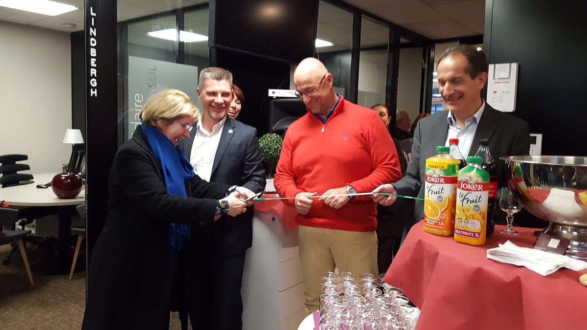 EricMaurin01's tweet photo. Lancement de l’agence collaborative #cacentrest de Bron.
Administrateurs, sociétaires, clients, équipe et personnalités réunis pour un bon moment de convivialité.
Merci à tous d’avoir été là !!!
#cacentrest #metropolest #touteunebanquepourvous https://t.co/NAC3VQWTEs