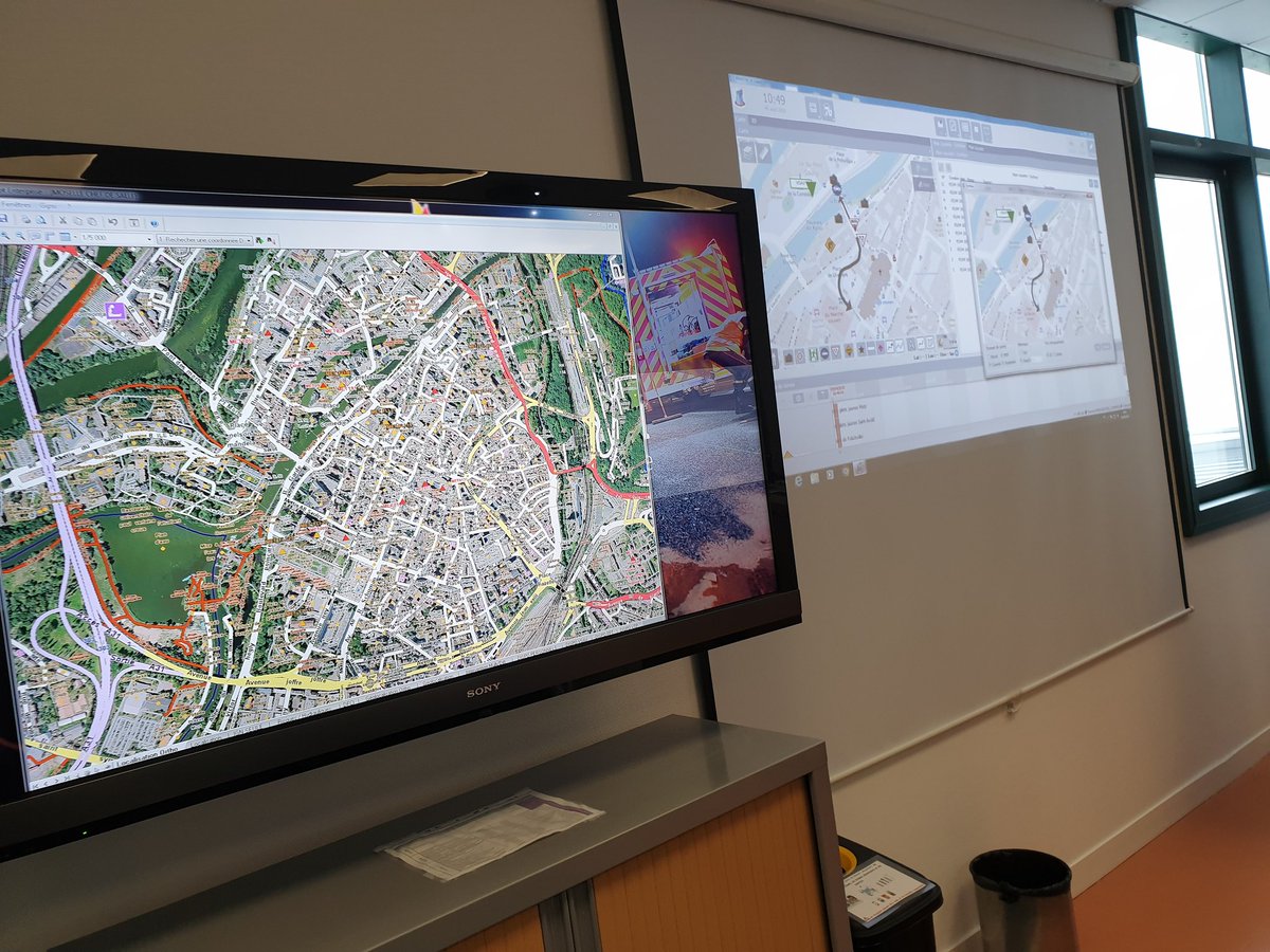 SDIS57's tweet photo. Présentation d'une mise en #situation #opérationnelle #interservices supportées par @CrimsonTactic au chef d'état-major @COZ_EST et au directeur de DSIC de la #prefecturedezone #est depuis le #centre #operationnel de @MoselleCD57 #modernite #innovation @SecCivileFrance @Prefet57 https://t.co/6KCsLmjYF3