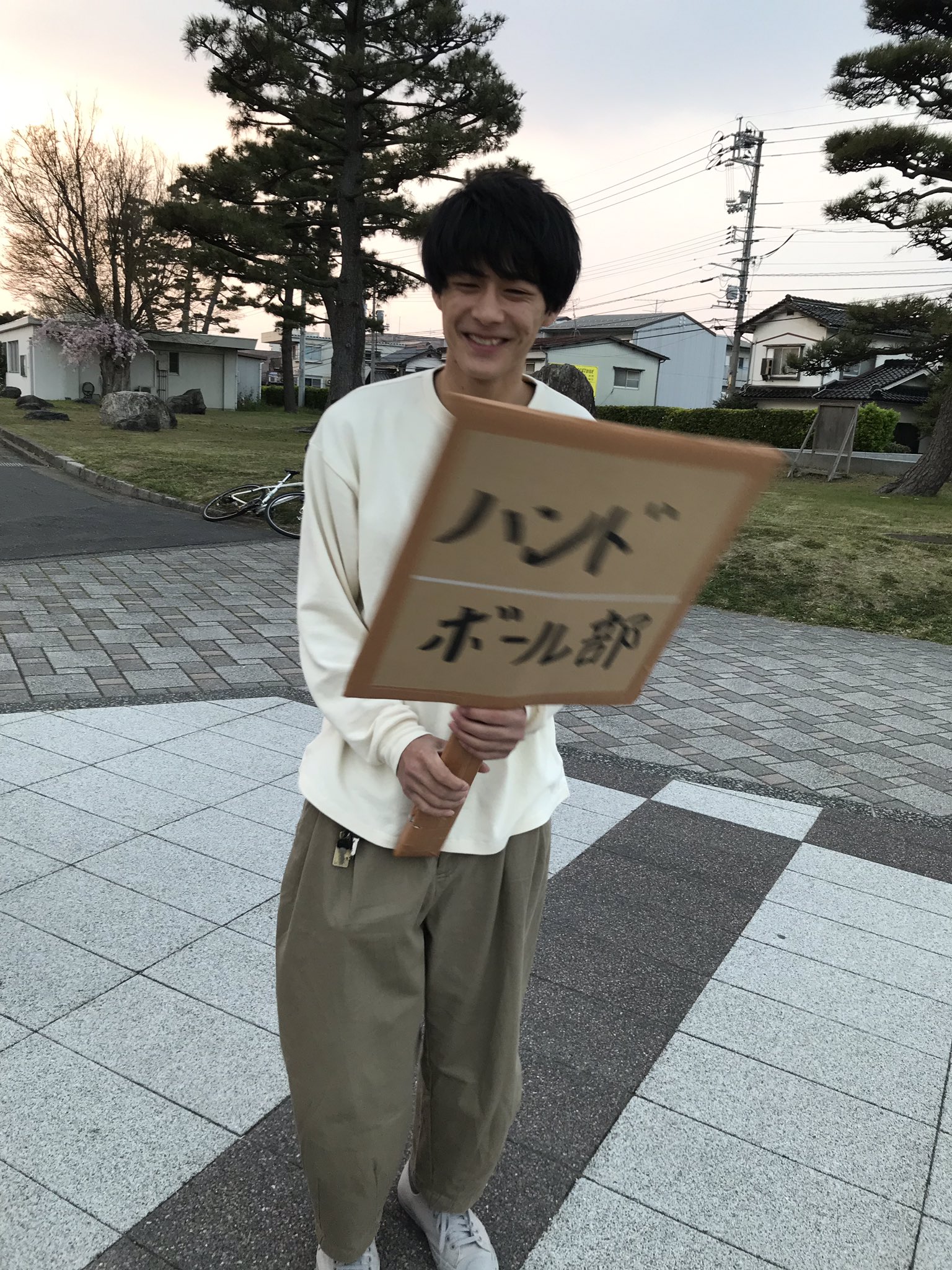 鳥取大学 男子ハンドボール部 広報 Sur Twitter 脱力系イケメンが正門で待ってまーす 鳥取大学 男子ハンドボール部 広報 Sur Twitter 脱力系イケメンが正門で待ってまーす