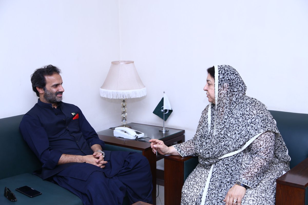 DYRUpdates's tweet photo. ایم ڈی بیت المال عون عباس بپی اور وزیر برائے پٹرولیم غلام سرور خان کی وزیر صحت پنجاب ڈاکٹر یاسمین راشد سے ملاقات 
@AonAbbasPTI @GSKhan_Official https://t.co/oLnODrTraQ