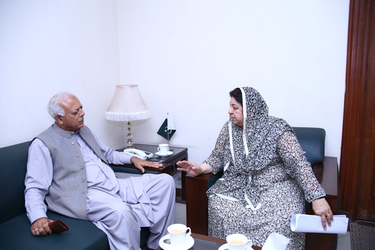 DYRUpdates's tweet photo. ایم ڈی بیت المال عون عباس بپی اور وزیر برائے پٹرولیم غلام سرور خان کی وزیر صحت پنجاب ڈاکٹر یاسمین راشد سے ملاقات 
@AonAbbasPTI @GSKhan_Official https://t.co/oLnODrTraQ