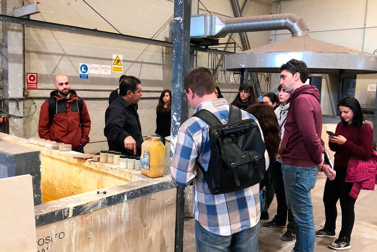 MasterMejorr's tweet photo. Ayer 4 de abril, tuvo lugar un taller de revocos en las instalaciones de la empresa PROIESCON, dónde los alumnos pudieron practicar la ejecución de algunos acabados además de recibir las explicaciones correspondientes. https://t.co/xJNlp8RPab