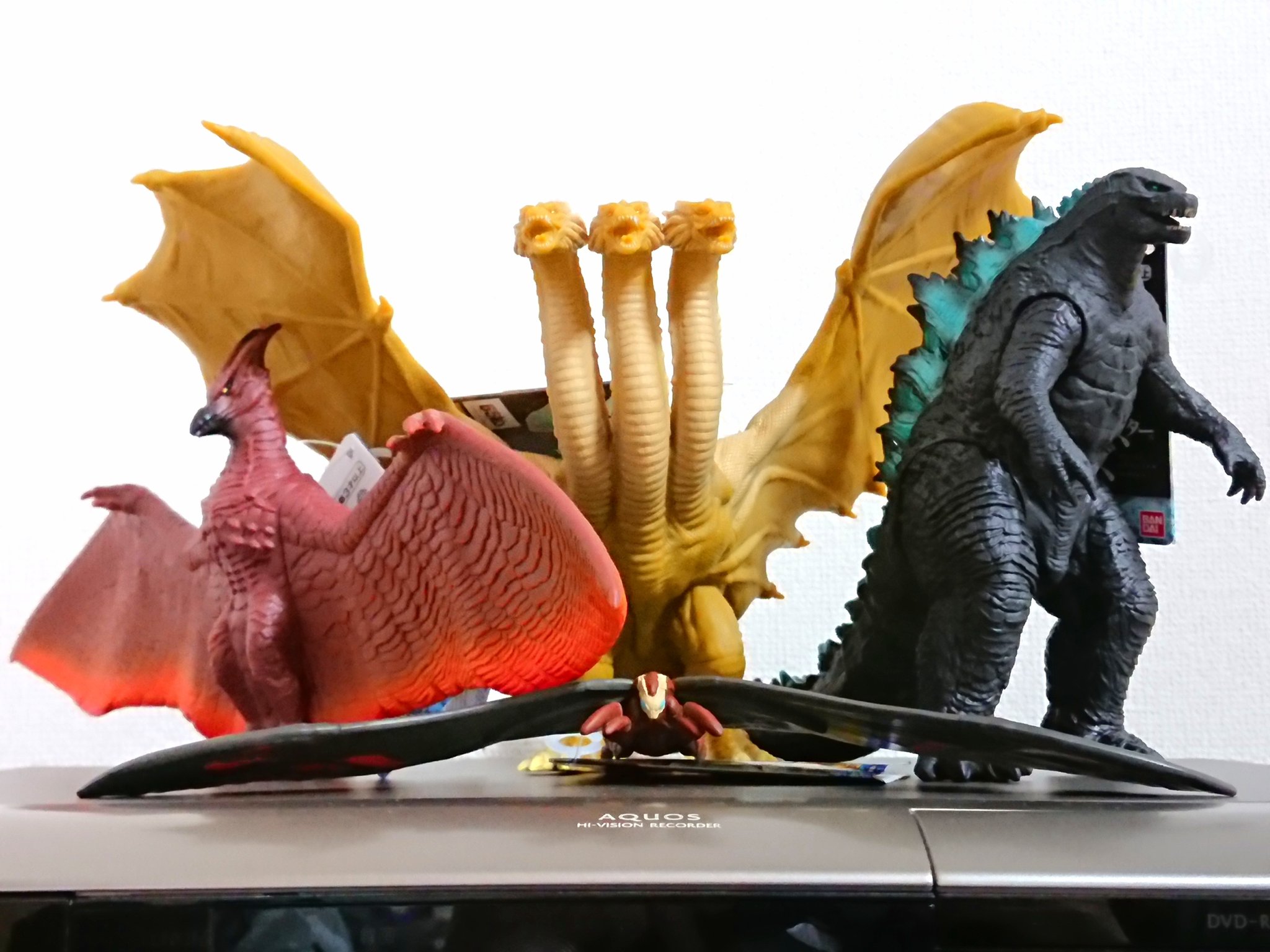 Uzivatel まなしな Na Twitteru ムービーモンスターシリーズ ゴジラ キング オブ モンスターズ のソフビ四種類をフラゲしました ギャレゴジのムビモンより格段に出来の良いゴジラ 思ったよりデカいラドン 思ったより小さいモスラ カッコよすぎるキングギドラと