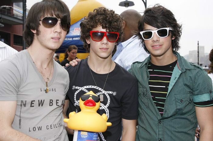 JBGirls9's tweet photo. Hay que saber que 🆒 se nace, no se hace. Y aquí está la prueba. 
#CoolVideo 
#CoolVideoAtMidnight 
#JonasBrothers https://t.co/6uvKF8iakJ