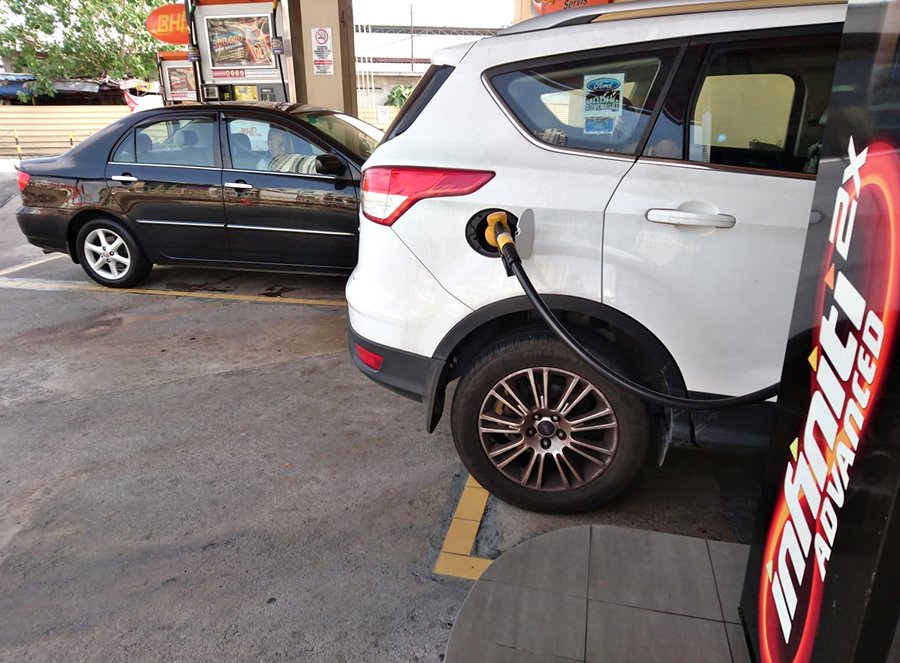 MotorTraderMY's tweet photo. No change in the price of  RON97 petrol for this week so that can be considered 'good news'. https://t.co/F1Knd8Uoag https://t.co/iBEBNdfO58