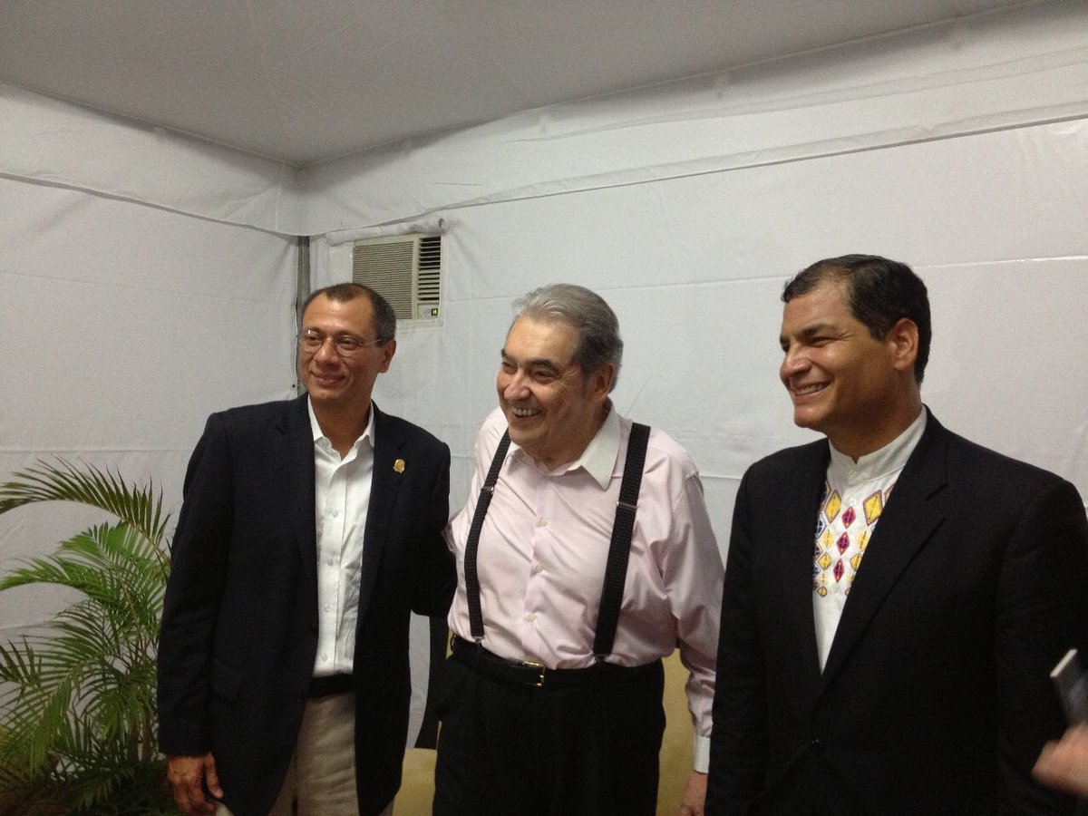 MashiRafael's tweet photo. Gran tristeza por la partida de Alberto Cortez. Inspiró muchas cosas en mi vida.
“Amigo mío si esta copla como el viento
a donde quieras escucharla te reclama,
serás plural porque lo exige el sentimiento,
cuando se lleva a los amigos en el alma”. https://t.co/0B5tJ1Nikj