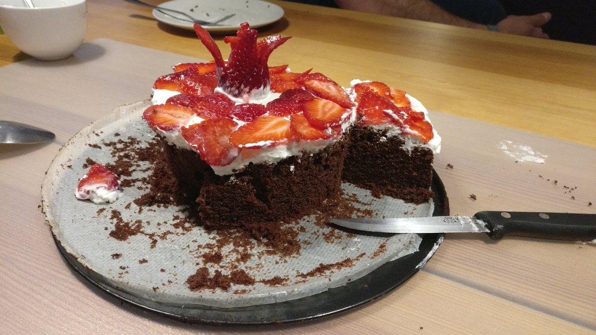 espacioerranTe's tweet photo. Menuda #tarta de chocolate con fresas y nata que ha hecho nuestro #coworker Alessandro. Estaba buenísima!! #soyerranTe https://t.co/6nRPRWdyAC
