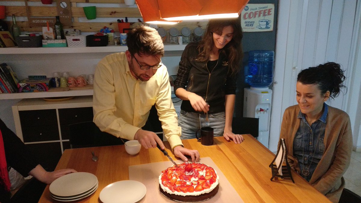 espacioerranTe's tweet photo. Menuda #tarta de chocolate con fresas y nata que ha hecho nuestro #coworker Alessandro. Estaba buenísima!! #soyerranTe https://t.co/6nRPRWdyAC