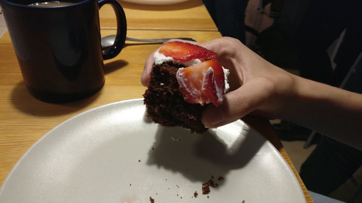 espacioerranTe's tweet photo. Menuda #tarta de chocolate con fresas y nata que ha hecho nuestro #coworker Alessandro. Estaba buenísima!! #soyerranTe https://t.co/6nRPRWdyAC