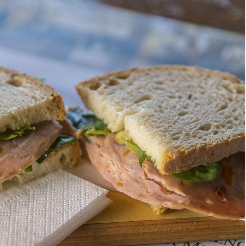 amfalorni's tweet photo. Uno stop veloce ma di gusto: il Panino Gourmet con Galantina di Pollo, maionese e rucola. 
A quick but tasteful stop: the Gourmet Sandwich with Chicken Galantina, mayo and rocket salad. https://t.co/Wre0tJ3kPV