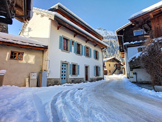 NidskiProperty's tweet photo. 8 Bed House for Sale in Chamonix-Mont-Blanc

A rare opportunity to acquire a unique property in the middle of the old village of Argentière, close to Les Grands-Montets and within walking distance of shops, bars &amp; restaurants.
https://t.co/SqKAh2Xznn 

#nidski #winter #mountains https://t.co/XPclWIjFU3