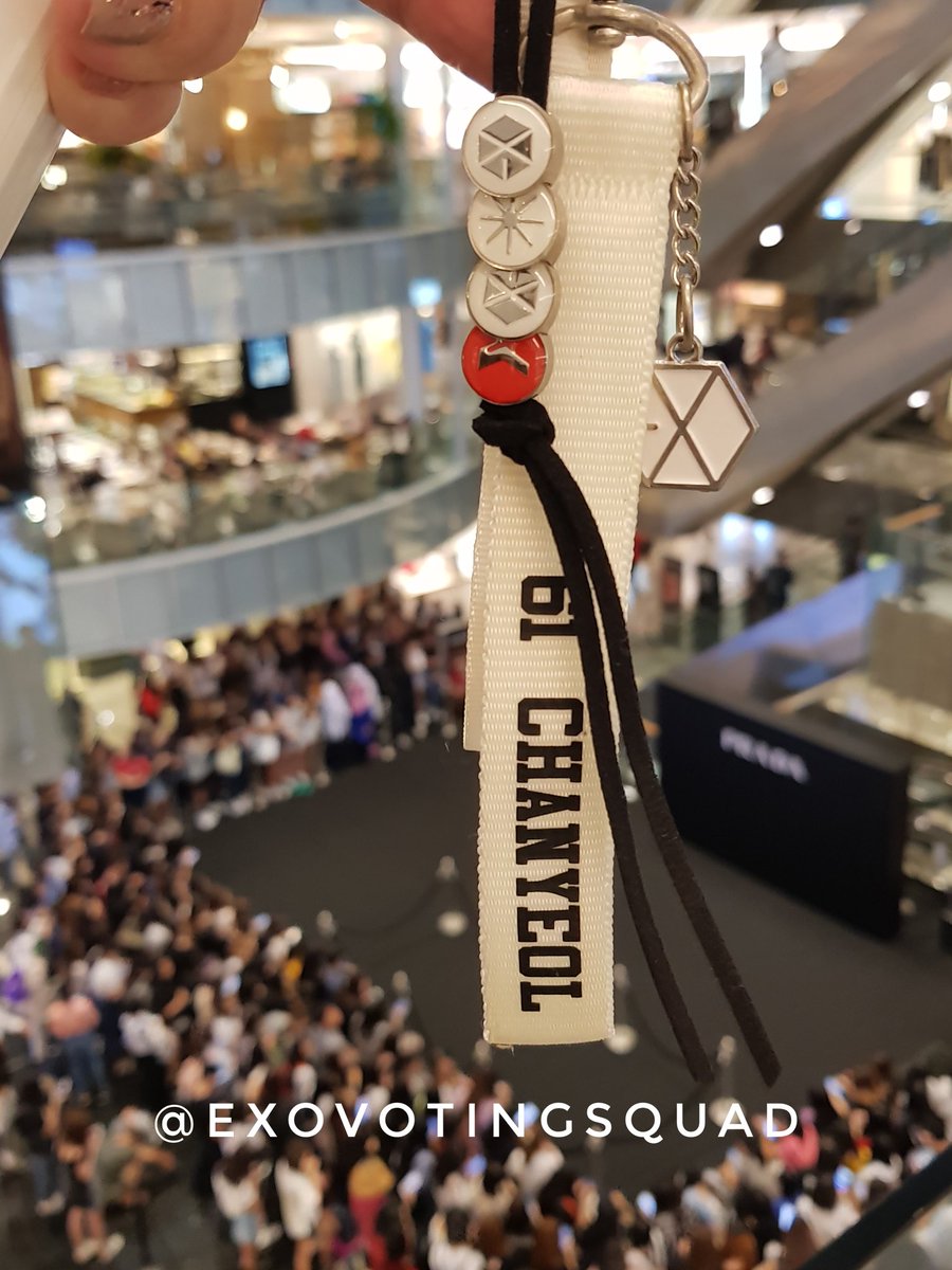 EXOVotingSquad's tweet photo. @weareoneEXO 
@B_hundred_Hyun 
@layzhang 
#EXO https://t.co/3nmK7a3MIV