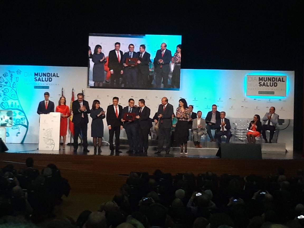 SanidadCR's tweet photo. Cuando se reconoce y apoya el avance en ciencia biomédica, avanzamos todos un poco más. Placa mérito @uit_ciudadreal Día Mundial de la Salud https://t.co/CIA6Wb1bWj