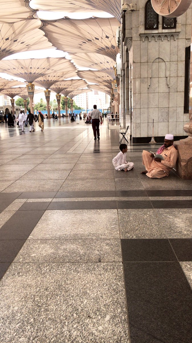 __taibah__'s tweet photo. يكاد الذي لو زار طيبةَ ساعةً..
يرىٰ الأُنسَ -مثل الإِنسِ- يمشي علىٰ الثّرىٰ!

يراه إذا هبَّ النّسيمُ معطَّرًا..
بأطيابِها، أو جادَ مُزنٌ فأمطَرا

يراه إذا ما زار مسجد أحمدٍ -ﷺ-
وسبَّح ربَّ البيتِ فيه، وكبَّرا
هنالك تخضَرُّ المشاعرُ، والرُّؤىٰ،
ويجري دمُ العشّاق في القلب أخضَرا!* https://t.co/372Igx7lC7
