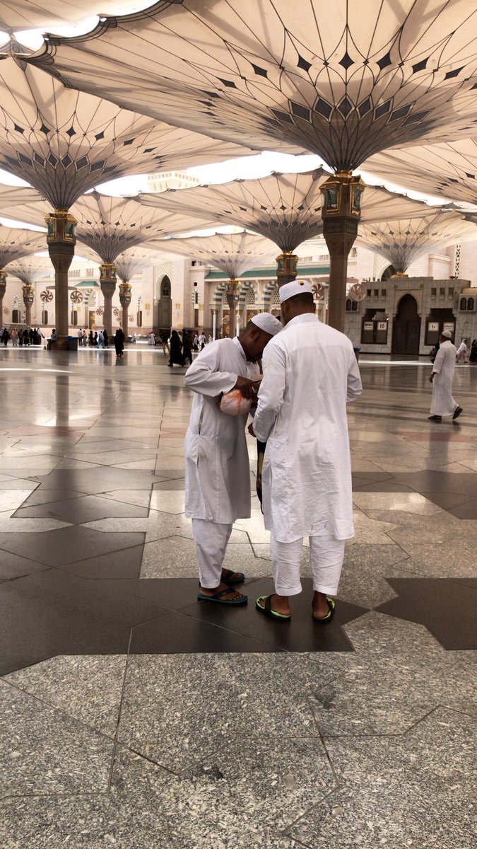 __taibah__'s tweet photo. يكاد الذي لو زار طيبةَ ساعةً..
يرىٰ الأُنسَ -مثل الإِنسِ- يمشي علىٰ الثّرىٰ!

يراه إذا هبَّ النّسيمُ معطَّرًا..
بأطيابِها، أو جادَ مُزنٌ فأمطَرا

يراه إذا ما زار مسجد أحمدٍ -ﷺ-
وسبَّح ربَّ البيتِ فيه، وكبَّرا
هنالك تخضَرُّ المشاعرُ، والرُّؤىٰ،
ويجري دمُ العشّاق في القلب أخضَرا!* https://t.co/372Igx7lC7
