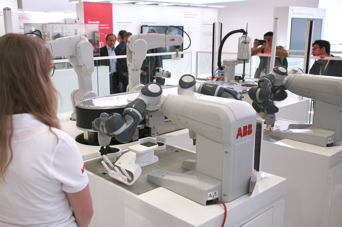 MECHATRONIK_CM's tweet photo. 🏭🔮 Die #FactoryOfTheFuture @abbdeutschland zeigt eine flexible Massenfertigung ⌚️ in #Echtzeit &amp; #Losgröße1: #Cobot 🤖 #YuMi ermöglicht die präzise Montage während das B&amp;R-System SuperTrak den zeitgerechten Transport 🚚 koordiniert.
#MECHATRONIK #ABB #HM19 #Industrie40 #Roboter https://t.co/3qrS1yUlhr
