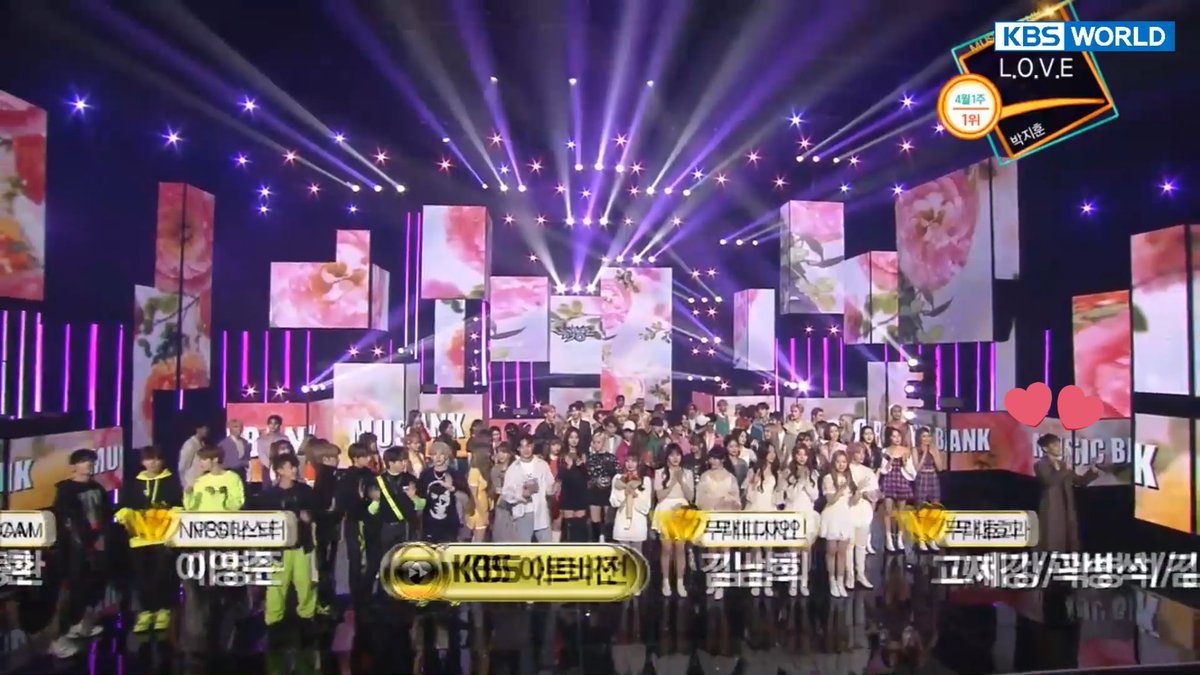 Double_Melody's tweet photo. นิสัยของอซ.อะชอบไปยืนข้างหลัง ละพอจงแดโปรโมทคนเดียวก็ไปยืนด้านหลังอีก แต่พอจบรายการก็เดินออกมาทักทายเอลี่ด้านหน้า อซ.นี่มันอซ.จริงๆ 😅
#ChenAndAFlower #사월이_지나면_우리_헤어져요 #Beautiful_goodbye #CHEN #EXO @weareoneEXO https://t.co/3xOeH8ah0I