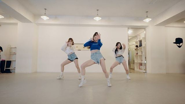alienz_co's tweet photo. .
👽POP-UP👽
.
Luna Hyun Beginner Class.
(With #ADouble JINA, Ca$h)
.
.
#LunaHyun #POPUPClass
#DontCallMeUp #Mabel
#Dance #ALiENDanceStudio #에일리언댄스스튜디오 #안무 #WithALiEN #LunaHyunChoreography Watch #Instavideo:https://t.co/La0vpAc538 https://t.co/RF5nDwie5Q